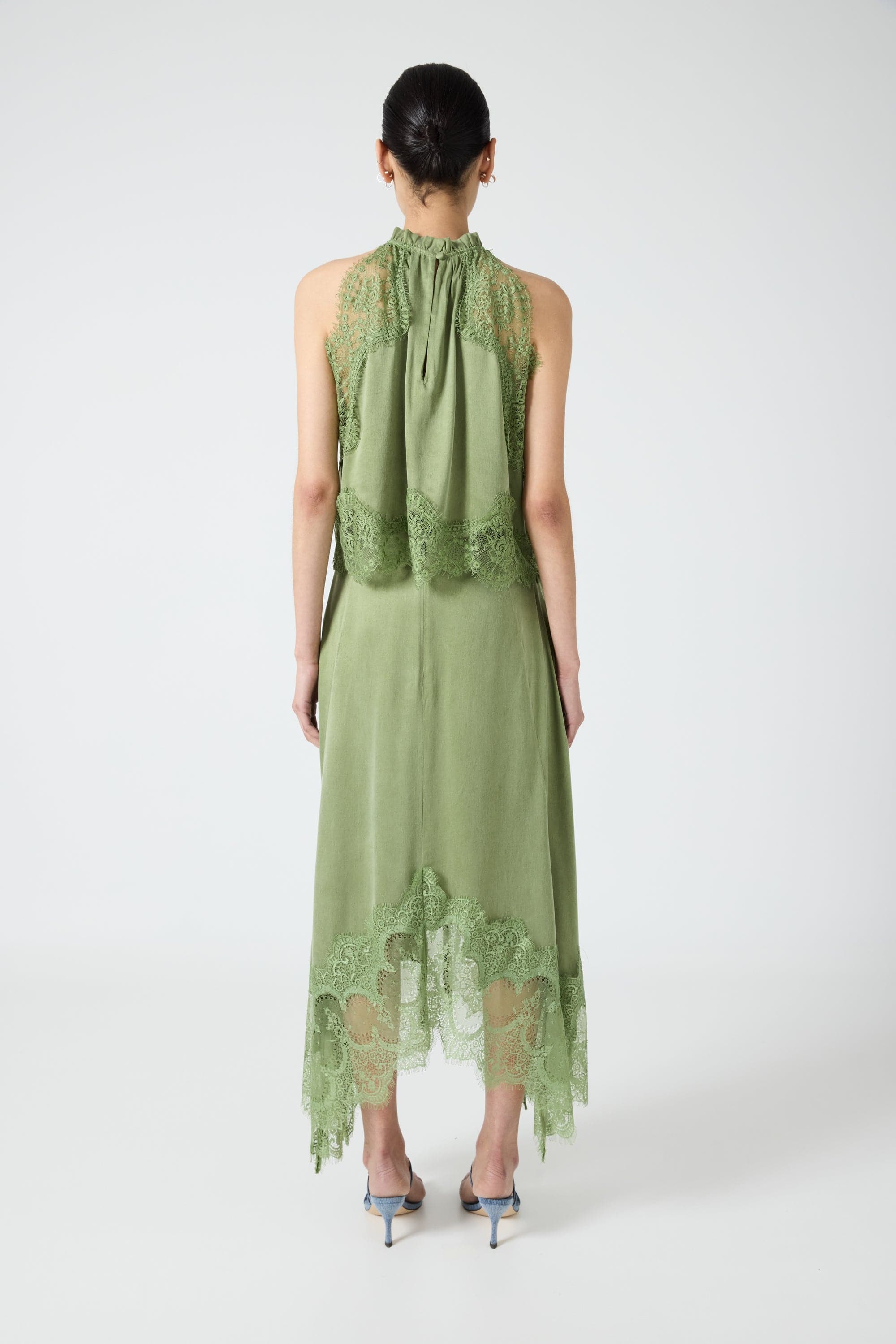 ZEPHIRA – Ensemble haut à col plissé et jupe trapèze à fente irrégulière en satin et dentelle