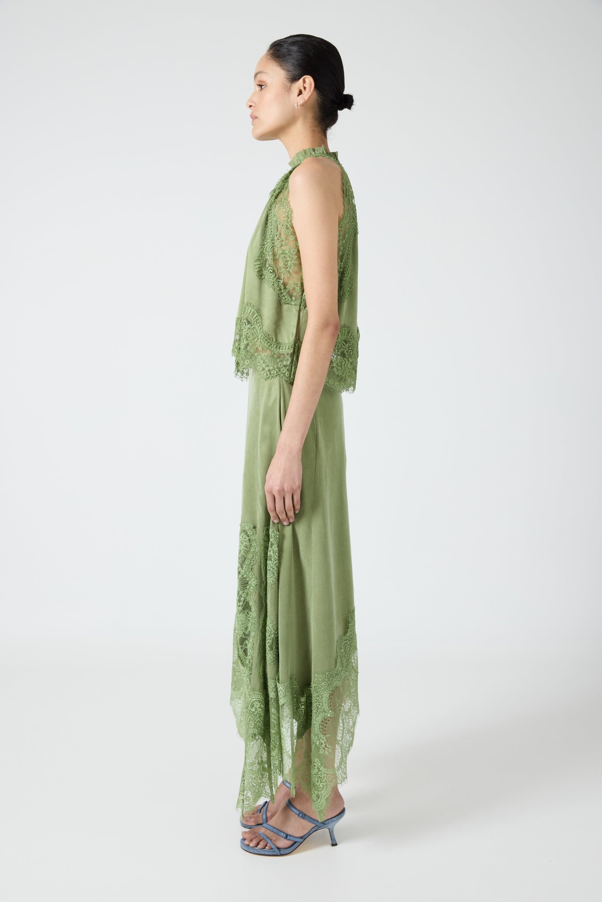 ZEPHIRA – Ensemble haut à col plissé et jupe trapèze à fente irrégulière en satin et dentelle