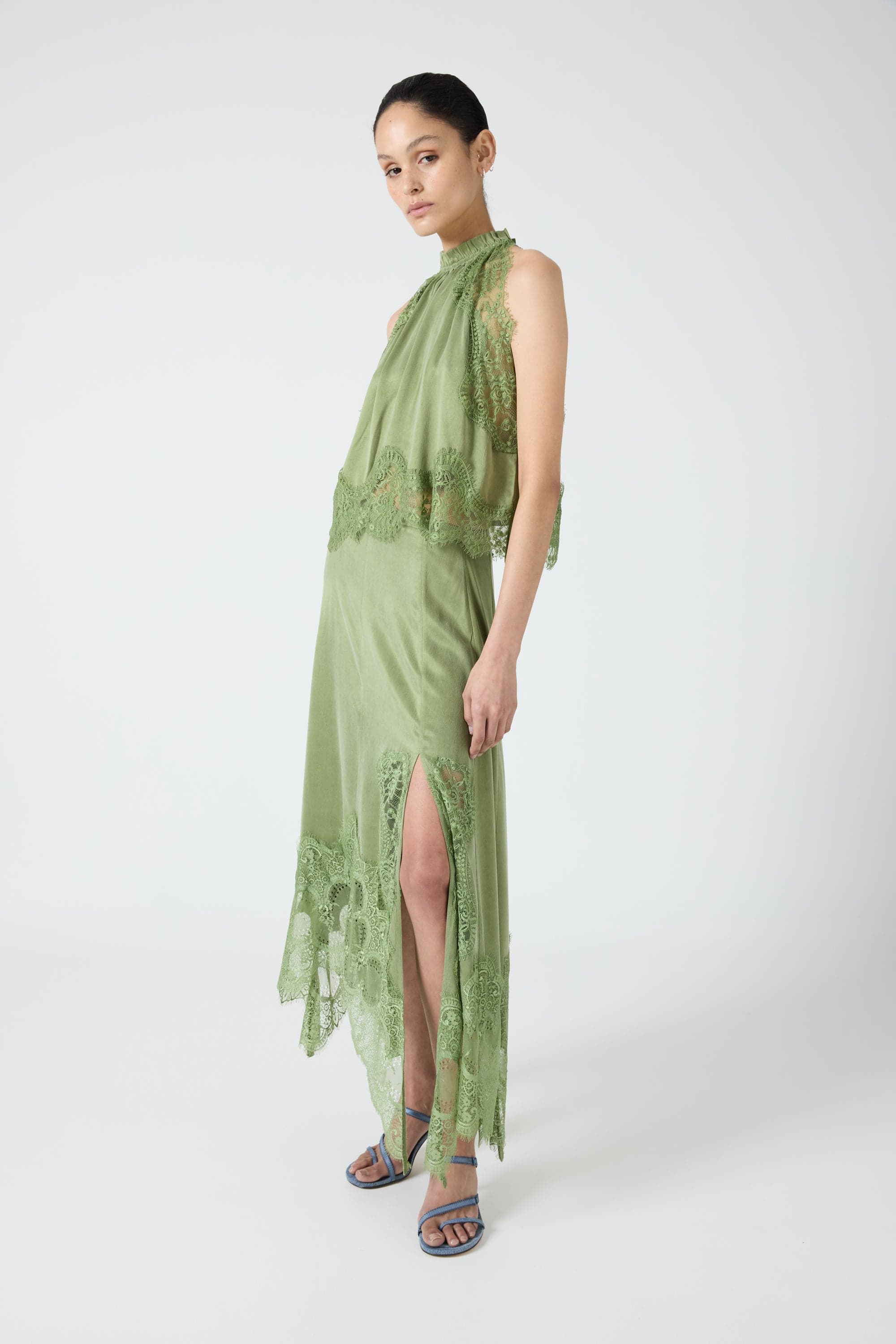 ZEPHIRA – Ensemble haut à col plissé et jupe trapèze à fente irrégulière en satin et dentelle